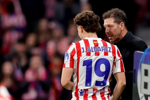 Diego Simeone aux côtés de Julián Álvarez avec l’Atlético de Madrid.