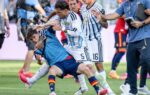 Leandro Paredes aux prises avec Gavi après la finale de la Coupe du monde 2026.