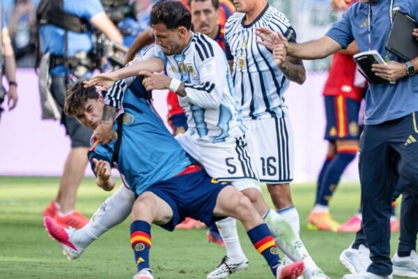Leandro Paredes aux prises avec Gavi après la finale de la Coupe du monde 2026.