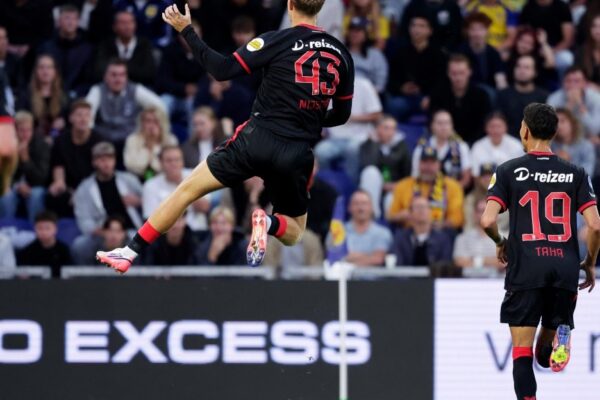Ruud Nijstad frappe du gauche avec le FC Twente face à Cambuur en Eredivisie.
