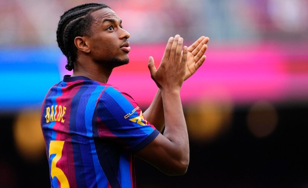 Alejandro Balde sous le maillot du Barça, alors que son avenir au club reste incertain.