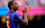Alejandro Balde sous le maillot du Barça, alors que son avenir au club reste incertain.