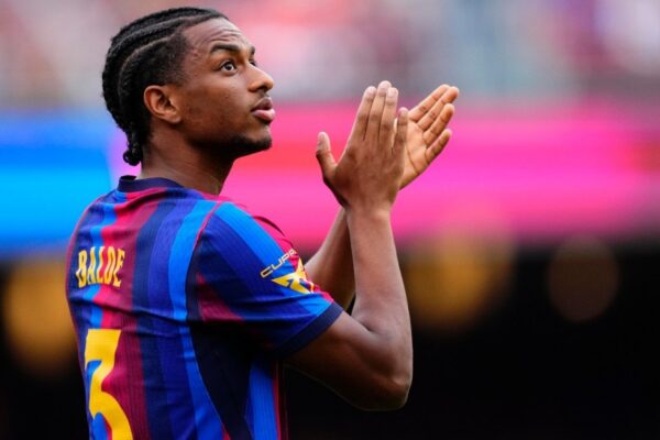 Alejandro Balde sous le maillot du Barça, alors que son avenir au club reste incertain.