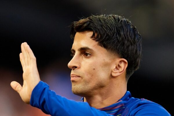 João Cancelo arrive à Barcelone pour finaliser son transfert au Barça.