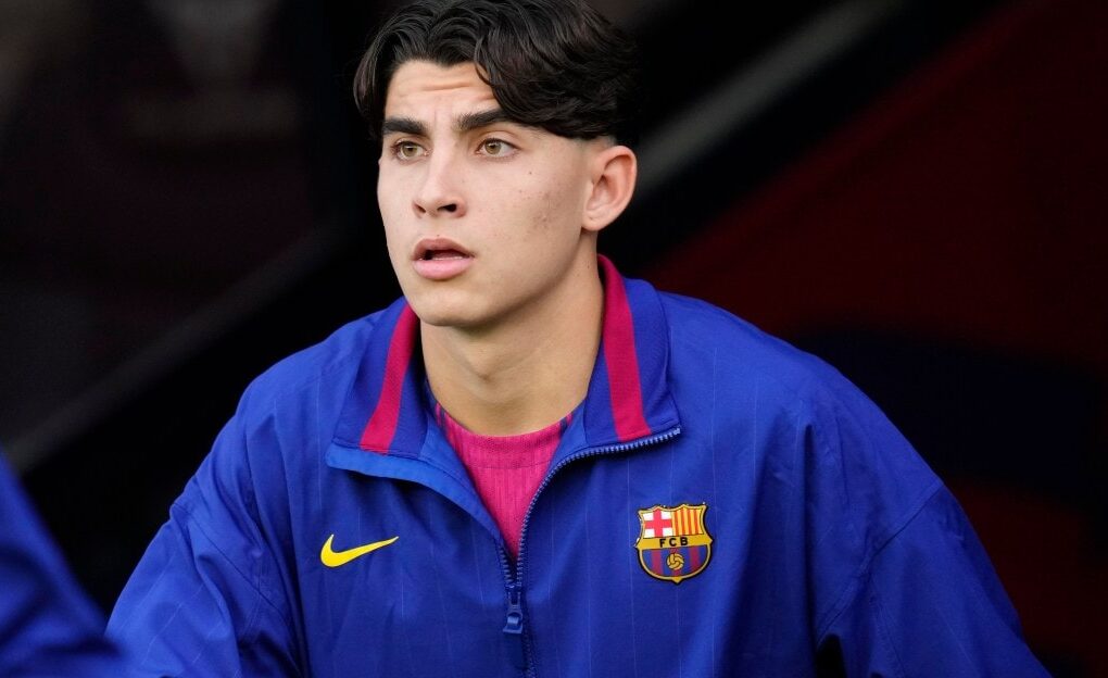 Toni Fernández apparaît sous les couleurs du FC Barcelone.