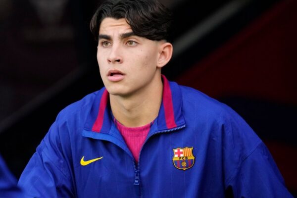 Toni Fernández apparaît sous les couleurs du FC Barcelone.