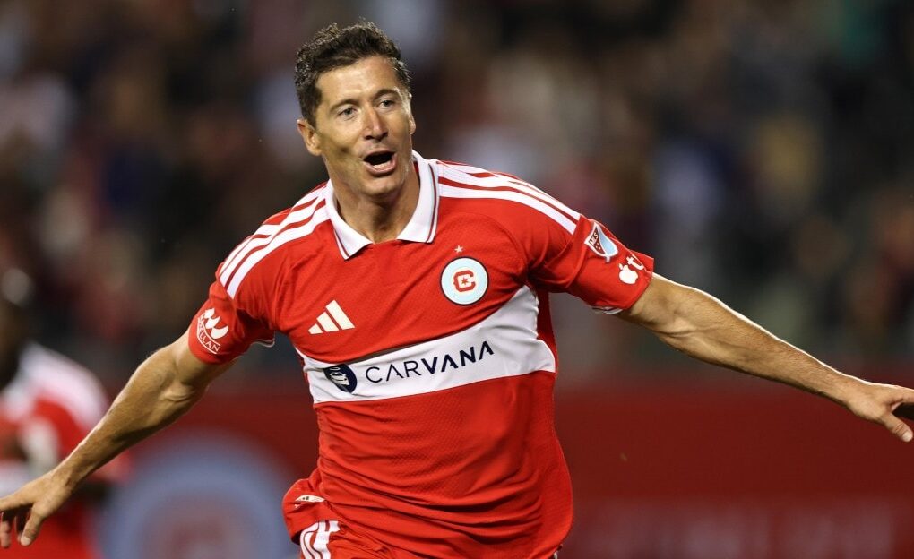 Robert Lewandowski célèbre un but avec le Chicago Fire lors du match contre Charlotte FC.