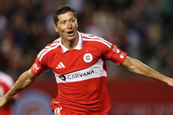 Robert Lewandowski célèbre un but avec le Chicago Fire lors du match contre Charlotte FC.