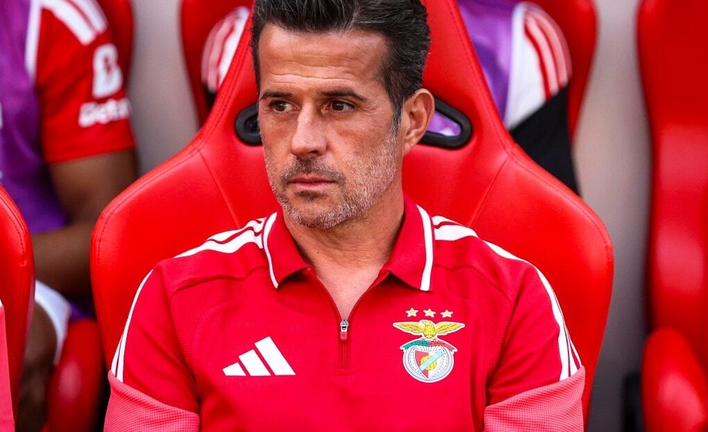 Vangelis Pavlidis avec le maillot de Benfica sur le terrain.