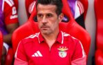 Vangelis Pavlidis avec le maillot de Benfica sur le terrain.