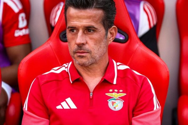 Vangelis Pavlidis avec le maillot de Benfica sur le terrain.