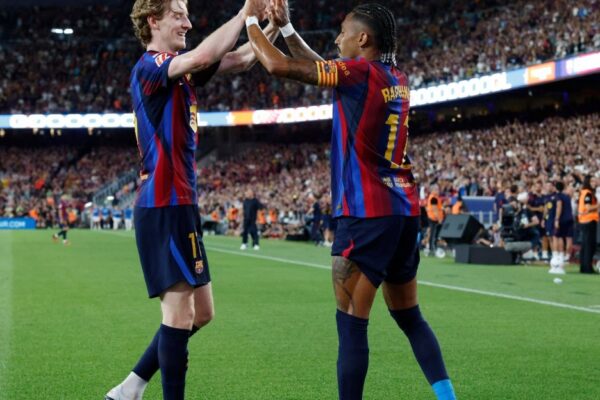 Raphinha, Lamine Yamal et Anthony Gordon lors du match du Barça contre le Rayo Vallecano au Camp Nou.