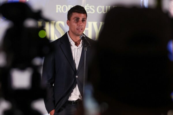 Rodri s’exprime lors de sa présentation comme nouveau joueur du FC Barcelone.