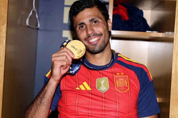 Rodri sous les couleurs de Manchester City sur la pelouse.