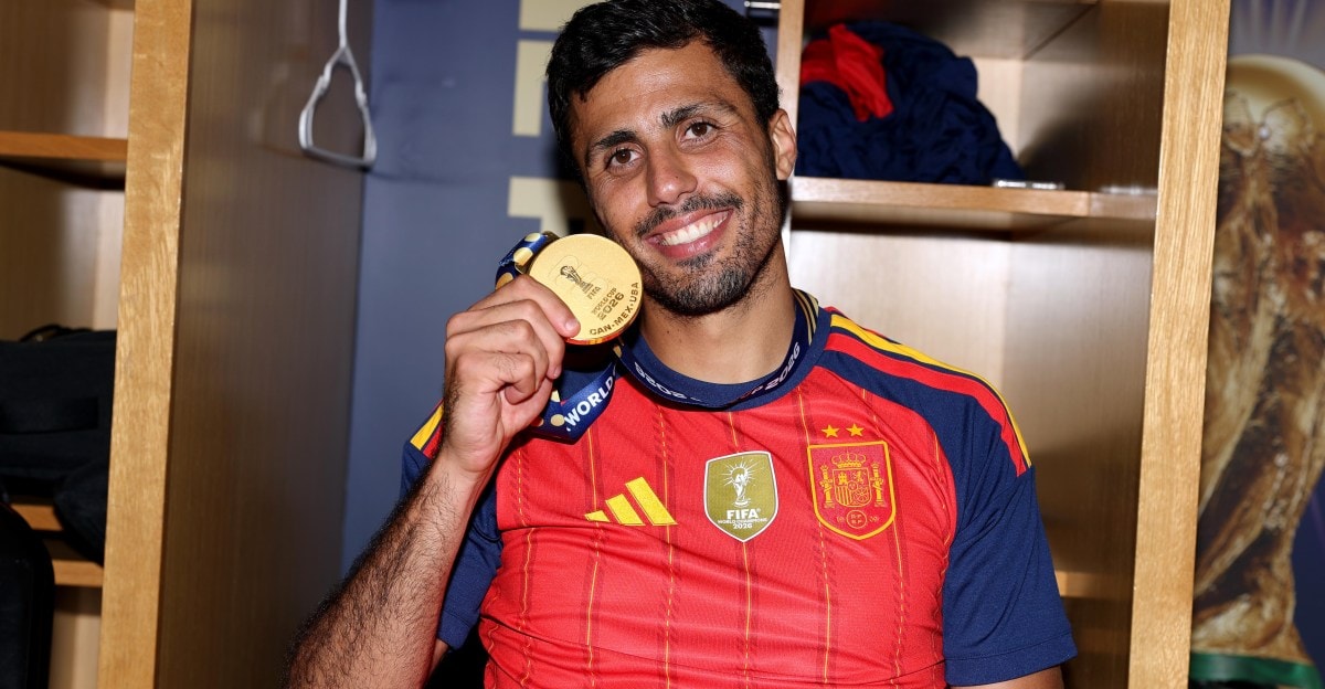 Rodri sous les couleurs de Manchester City sur la pelouse.
