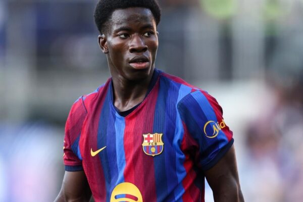 Ebrima Tunkara pendant un entraînement avec l’équipe première du Barça.