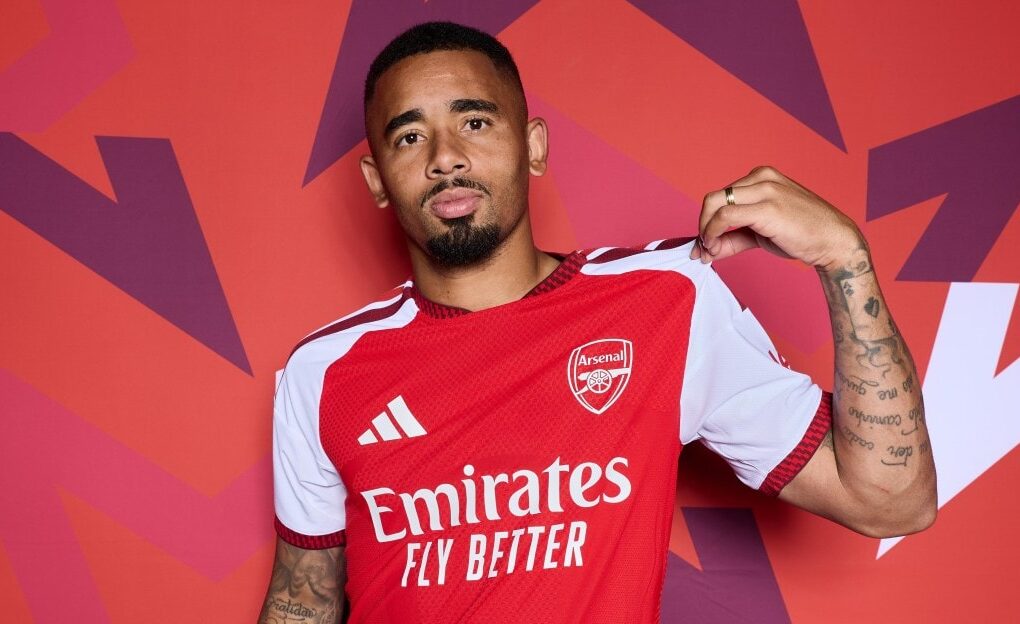 Gabriel Jesus répond aux journalistes à l’aéroport après son arrivée à Barcelone.