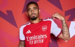 Gabriel Jesus répond aux journalistes à l’aéroport après son arrivée à Barcelone.