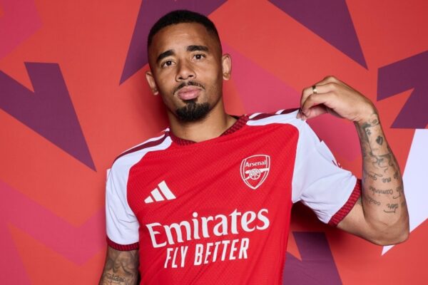 Gabriel Jesus répond aux journalistes à l’aéroport après son arrivée à Barcelone.