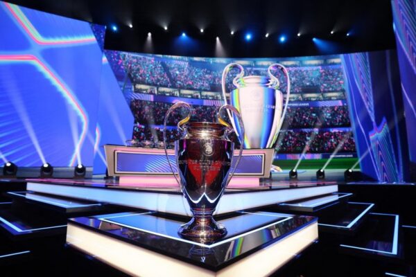 Le trophée de la Ligue des Champions pendant le tirage de la phase de ligue 2026-2027.