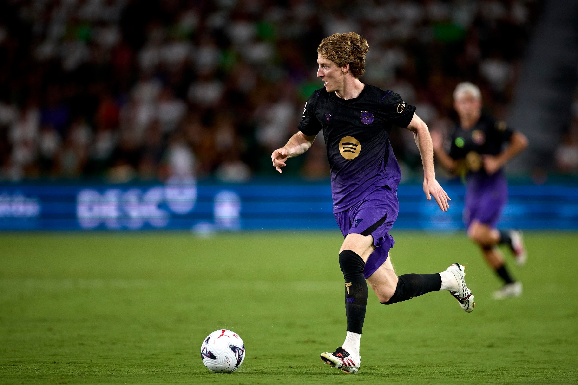 ELCHE, SPAIN - AUGUST 23: Anthony Gordon of FC Barcelona runs with the ball during the LaLiga EA Sports 2026/27 match between Elche CF and FC Barcelona at Estadio Manuel Martinez Valero on August 23, 2026 in Elche, Spain. (Photo by Omar Arnau/Quality Sport Images/Getty Images)