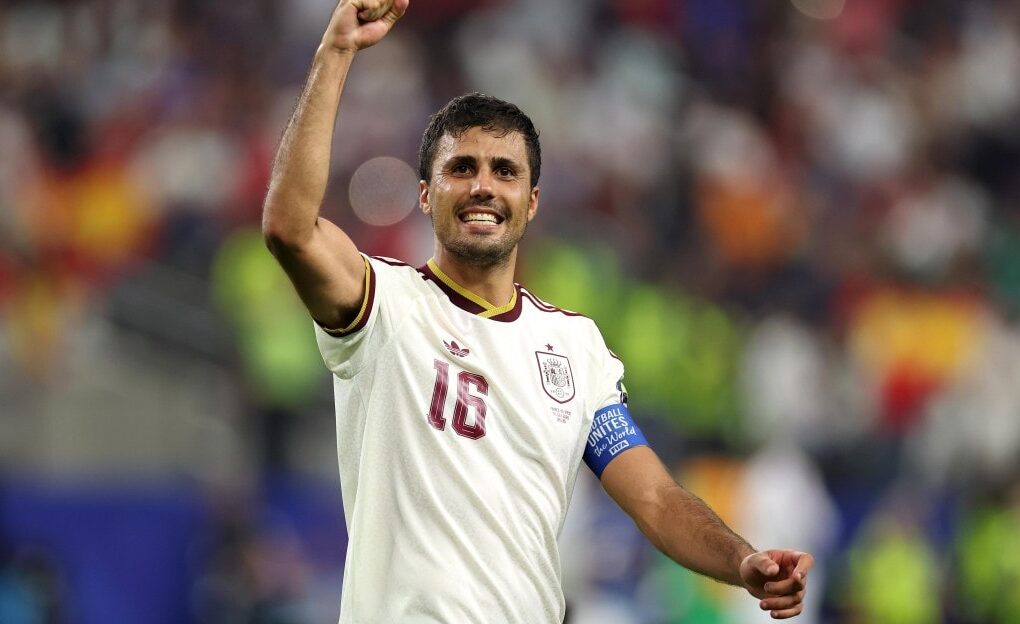 Rodri en action avec Manchester City sur un terrain de football.