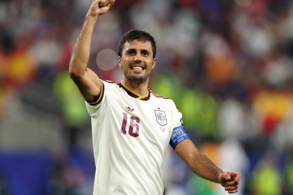 Rodri en action avec Manchester City sur un terrain de football.