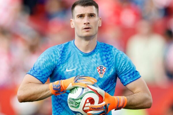 Dominik Livaković porte le maillot de Fenerbahçe.