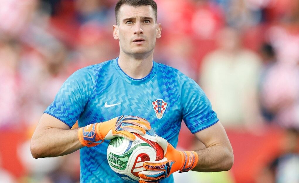 Le gardien croate Dominik Livaković sur un terrain de football.