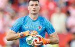 Le gardien croate Dominik Livaković sur un terrain de football.
