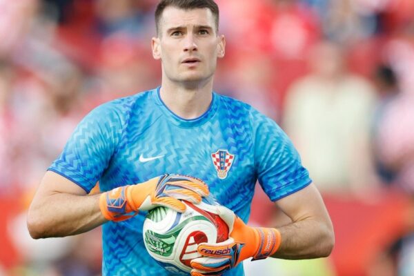 Le gardien croate Dominik Livaković sur un terrain de football.