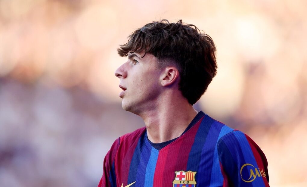 Jofre Torrents sous le maillot du Barça sur un terrain de football.