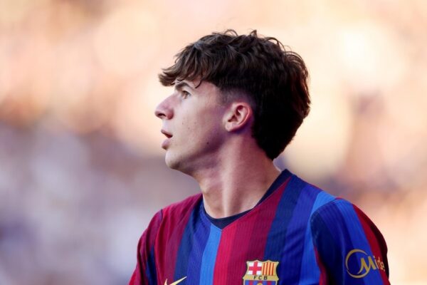 Jofre Torrents sous le maillot du Barça sur un terrain de football.