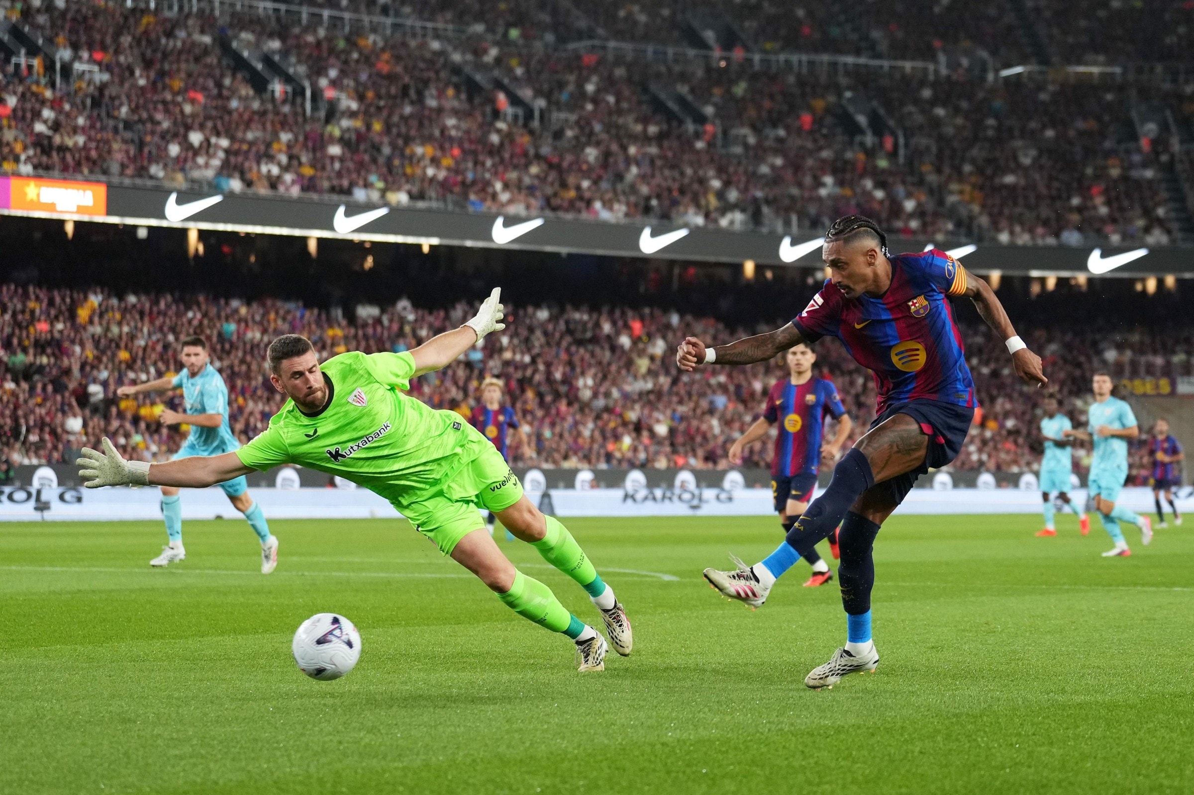 BARCELONA, SPAIN - AUGUST 27: Raphinha of Barcelona shoots and misses a chance past Unai Simon of Athletic Bilbao during the LaLiga EA Sports 2026/27 match between FC Barcelona and Athletic Club at Spotify Camp Nou on August 27, 2026 in Barcelona, Spain. (Photo by Alex Caparros/Getty Images)