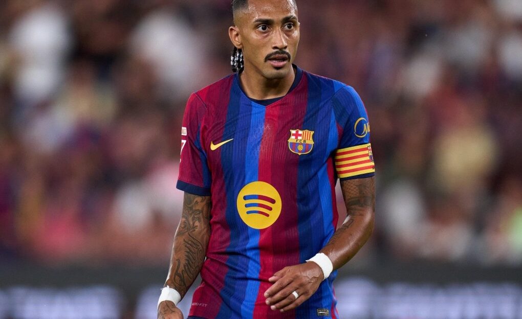 Des joueurs du Barça réunis sur la pelouse du Camp Nou avant une rencontre de Liga.