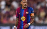 Des joueurs du Barça réunis sur la pelouse du Camp Nou avant une rencontre de Liga.