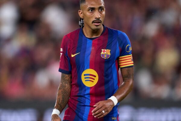Des joueurs du Barça réunis sur la pelouse du Camp Nou avant une rencontre de Liga.