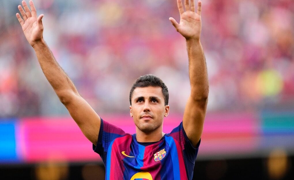 Rodri en action au cœur du milieu de terrain.