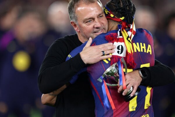 Hansi Flick s’exprime face aux médias avant le Trophée Gamper contre Al Ahly.