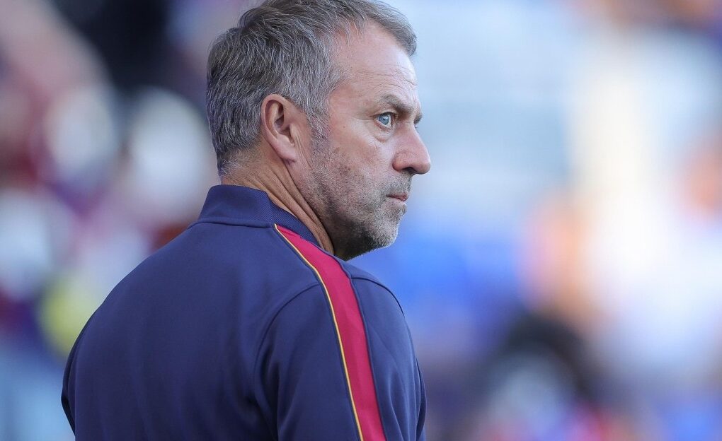 Hansi Flick en conférence de presse alors qu’il évoque les options offensives du Barça.
