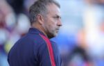 Hansi Flick en conférence de presse alors qu’il évoque les options offensives du Barça.