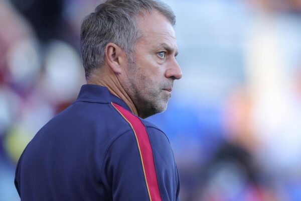 Hansi Flick en conférence de presse alors qu’il évoque les options offensives du Barça.