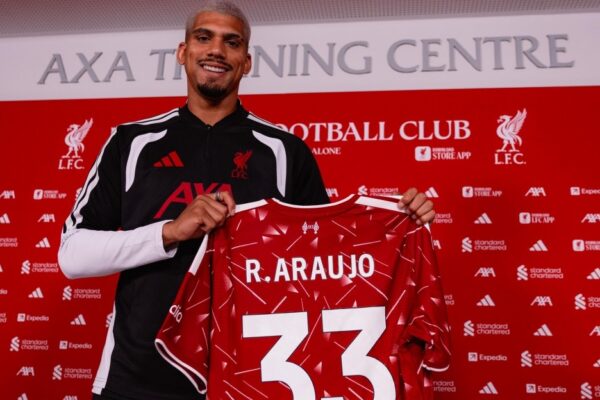 Ronald Araujo sous les couleurs de Liverpool après son prêt en provenance du Barça.