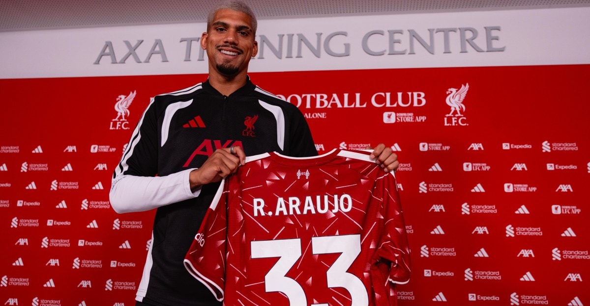 Ronald Araujo sous les couleurs de Liverpool après son prêt en provenance du Barça.