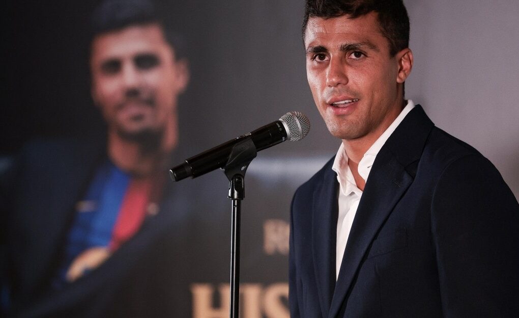 Rodri s’exprime lors de sa présentation comme nouveau joueur du FC Barcelone.