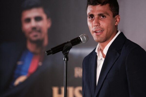 Rodri s’exprime lors de sa présentation comme nouveau joueur du FC Barcelone.