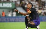 Raphinha réalise sa célébration Spider-Man après son penalty marqué face à Elche.