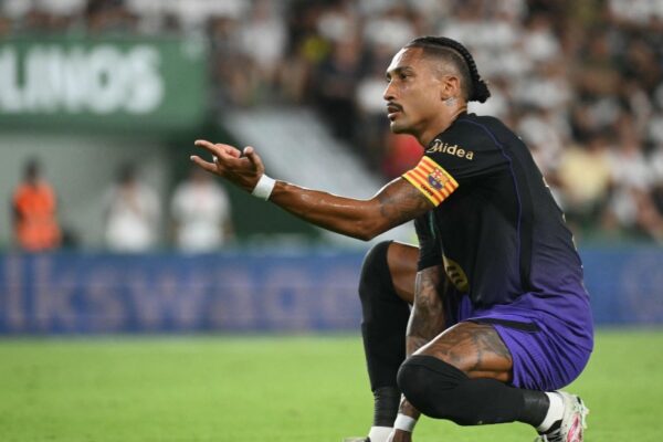 Raphinha réalise sa célébration Spider-Man après son penalty marqué face à Elche.