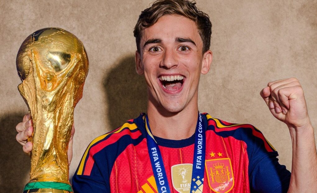 Gavi avec les cheveux roses lors de son retour à l'entraînement du Barça.