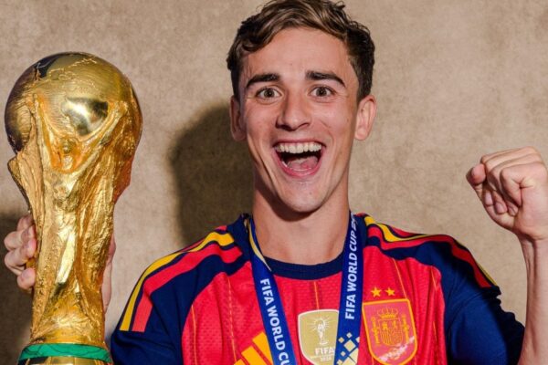 Gavi avec les cheveux roses lors de son retour à l'entraînement du Barça.